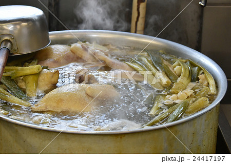 スープを煮込む スープを煮込む 24417197