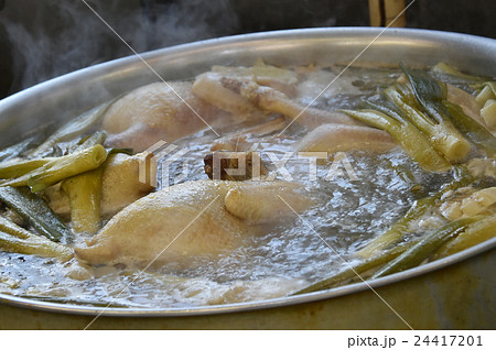 スープを煮込む スープを煮込む 24417201