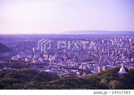 札幌もいわ山 ロープウェイからの景色（仏舎利塔+夕焼け） 24417365