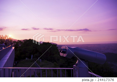 夕暮れに染まるコイン式望遠鏡（札幌藻岩山） 24417376