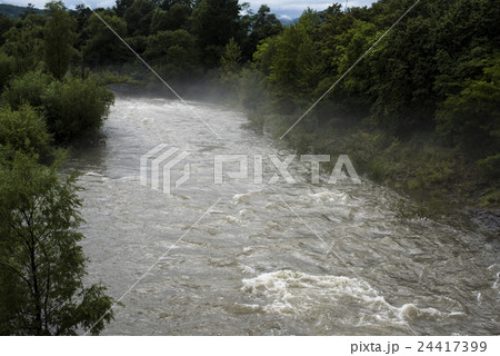 台風で増水した川 24417399