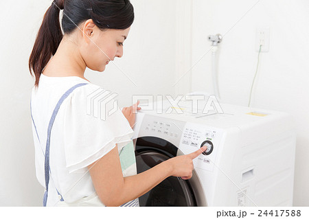 洗濯する主婦 洗濯する主婦 24417588