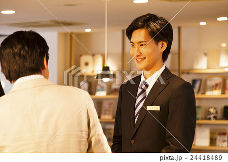 ホテルマン コンシェルジュ 接客 ホテル フロント チェックイン ビジネス 接客業 サービスの写真素材