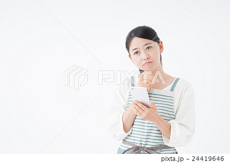 主婦(スマートフォン、悩む) 主婦(スマートフォン、悩む) 24419646