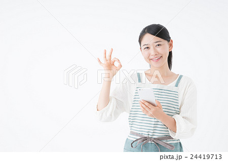 主婦（スマートフォン、OKポーズ） 24419713