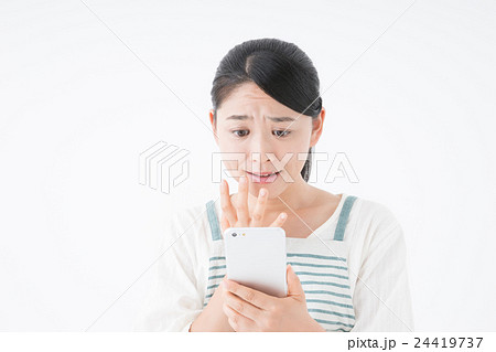 主婦（スマートフォン、びっくり） 24419737