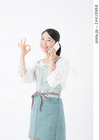 主婦（スマートフォン、OKポーズ） 24419968