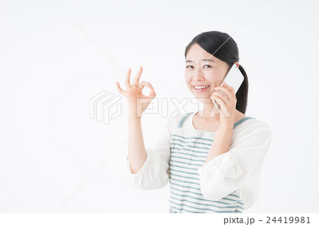 主婦（スマートフォン、OKポーズ） 24419981