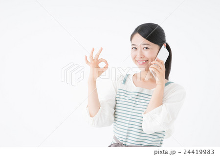 主婦（スマートフォン、OKポーズ） 24419983