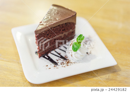 Chocolate lava cake 24429182