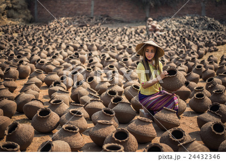 Beautiful Worker Women, asian traditional harvest  24432346