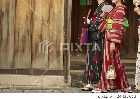 古都を旅する外国人女性と日本人女性 古都を旅する外国人女性と日本人女性 24432653