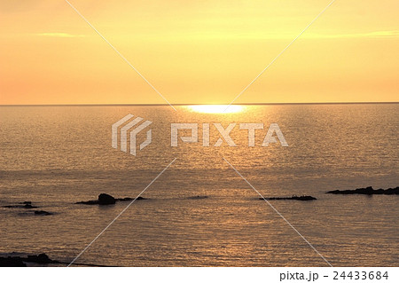 海に写る幻想的な太陽とシルエットな風景 海に写る幻想的な太陽とシルエットな風景 24433684