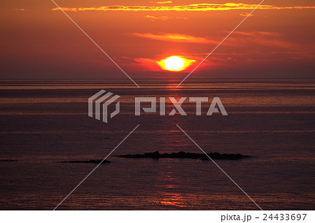 海に沈む幻想的な太陽 24433697