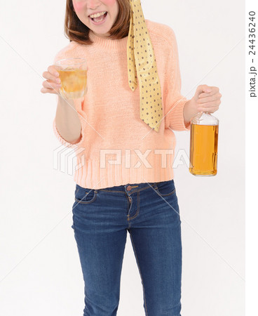 ウイスキーを飲んで酔っ払う若い女性 24436240