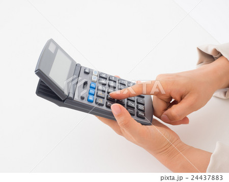 電卓を持つビジネスウーマン 24437883