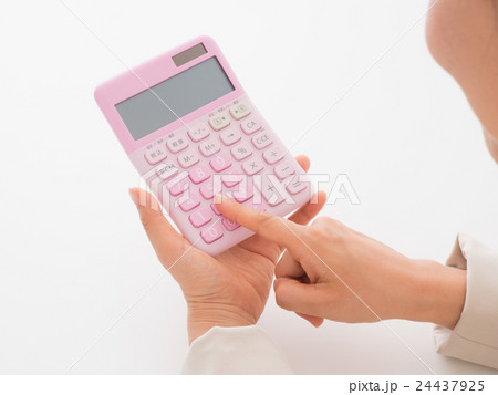 ピンクの電卓を持つビジネスウーマン ピンクの電卓を持つビジネスウーマン 24437925