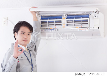 エアコンの点検をする作業員 24438058
