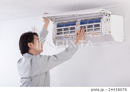 エアコンの点検をする作業員 エアコンの点検をする作業員 24438079