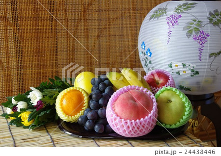 お供えの果物と盆提灯 24438446