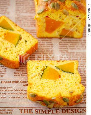 かぼちゃのケークサレ 英字バック (ハイアングル) かぼちゃのケークサレ 英字バック (ハイアングル) 24439617