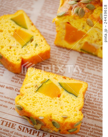 かぼちゃのケークサレ 英字バック (縦位置ハイアングル) かぼちゃのケークサレ 英字バック (縦位置ハイアングル) 24439618