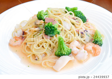 おいしい魚介類とブロッコリーのパスタ 24439937