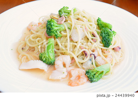 おいしい魚介類とブロッコリーのパスタ 24439940