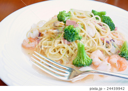 おいしい魚介類とブロッコリーのパスタ 24439942