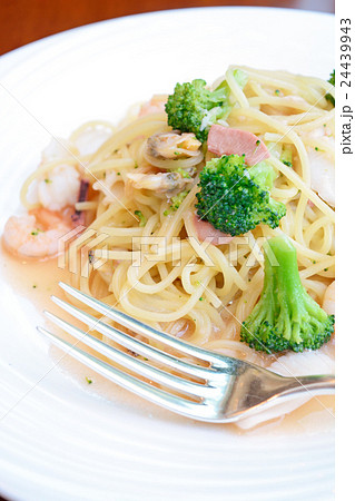 おいしい魚介類とブロッコリーのパスタ 24439943
