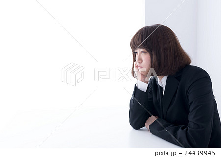 ビジネスウーマン　つまらない　20代　フレッシュマン　上半身 24439945