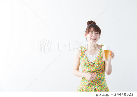 ビールを飲む女性・白壁 24440023