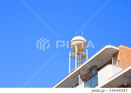 青空と貯水槽 24440387