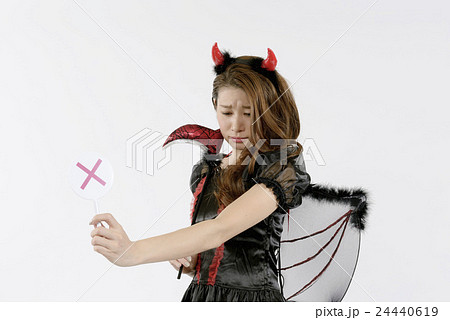 ハロウィンで魔女のコスプレをした若い女性 24440619