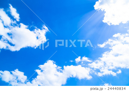 雲　綿雲　積雲　高積雲　青い空　白い雲　真夏の空　背景用素材　クラウド　青空　合成用背景 24440834