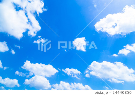 雲　綿雲　積雲　高積雲　青い空　白い雲　真夏の空　背景用素材　クラウド　青空　合成用背景 24440850