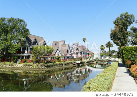 朝の光の中のベニスビーチの運河に架かる白い木の橋と家々　水面に映る白い橋と家々 24440975