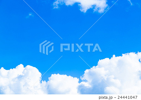 真夏の空 積乱雲 入道雲 夏の晴れた空 コピースペース 真夏の空 積乱雲 入道雲 夏の晴れた空 コピースペース 24441047