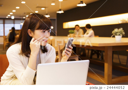 カフェ 女性 ミドル パソコン スマートフォン スマホ ノートパソコン ノマド 飲食店 喫茶店の写真素材