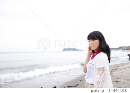 湘南海岸　若い女性 24444168