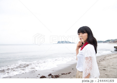 湘南海岸　若い女性 24444169