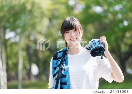 スポーツ後の清々しい女性 24453008