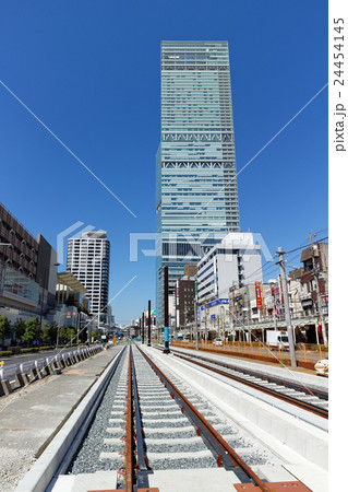 あべのハルカスと工事中の阪堺電車 24454145