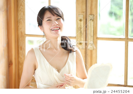 スキンケアをする若い女性 24455204