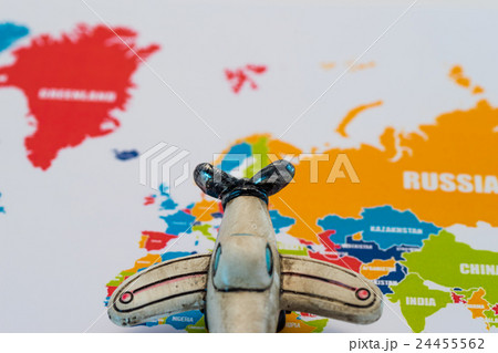 海外旅行イメージ　飛行機模型　世界地図 24455562