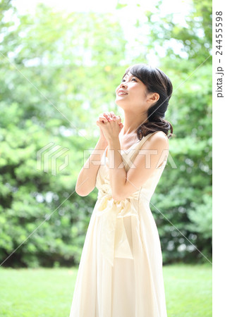 お願いする若い女性 お願いする若い女性 24455598