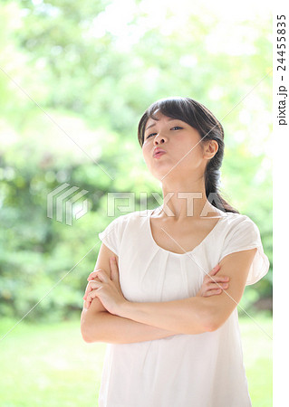 イライラする若い女性 24455835