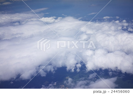 飛行機の窓から見た青空 雲 24456060