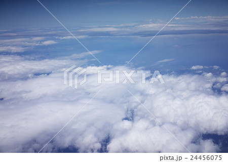 飛行機の窓から見た青空 雲 24456075