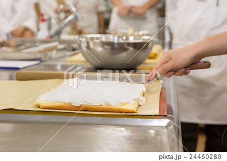 ロールケーキを作るパティシエ 24460280